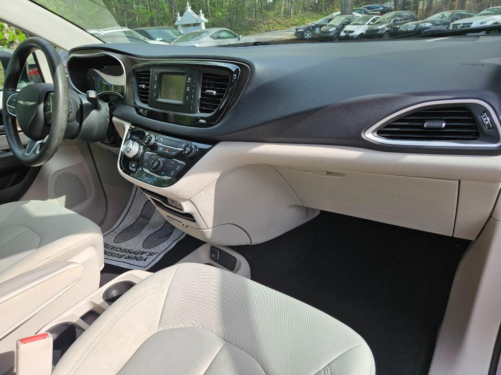 2017 Chrysler Pacifica LX photo