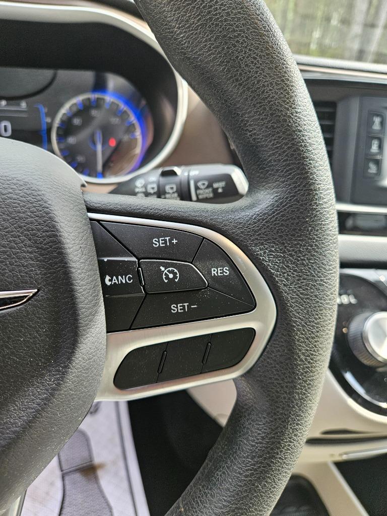2017 Chrysler Pacifica LX photo