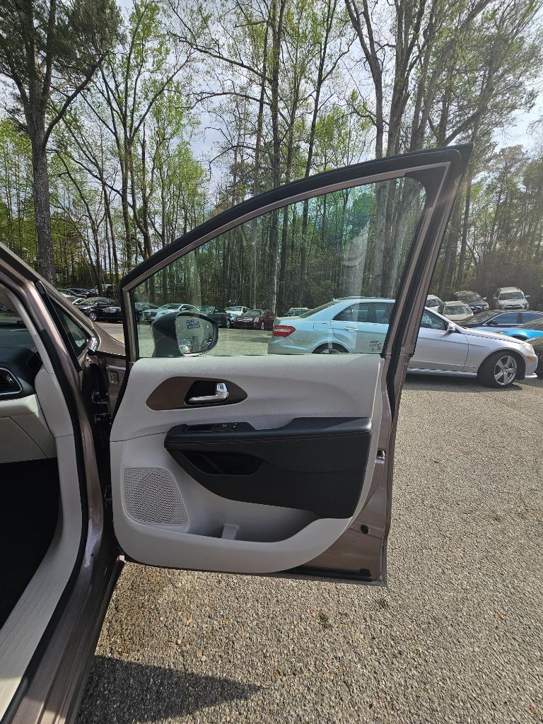 2017 Chrysler Pacifica LX photo