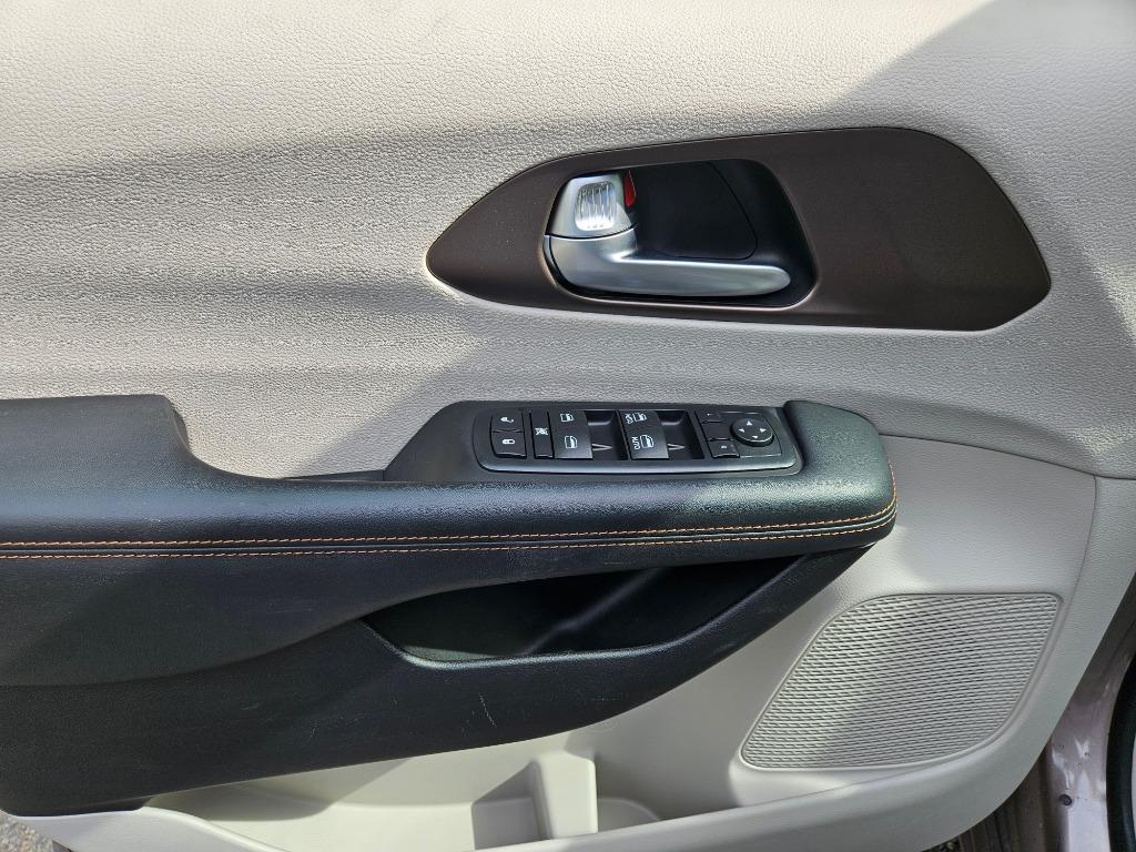 2017 Chrysler Pacifica LX photo