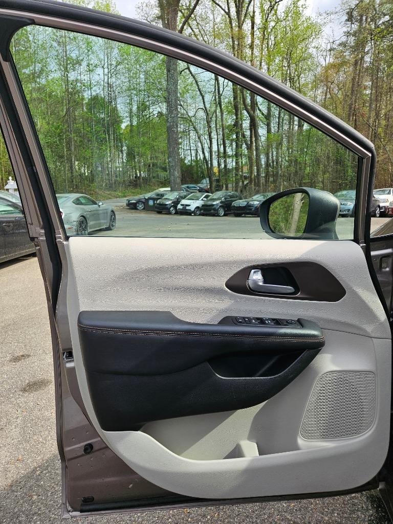 2017 Chrysler Pacifica LX photo