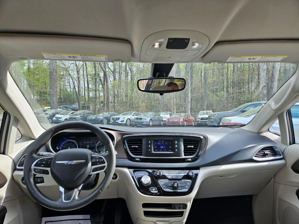 2017 Chrysler Pacifica LX photo