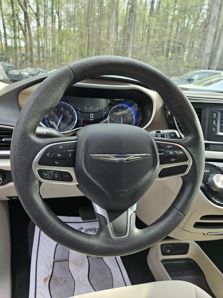 2017 Chrysler Pacifica LX photo