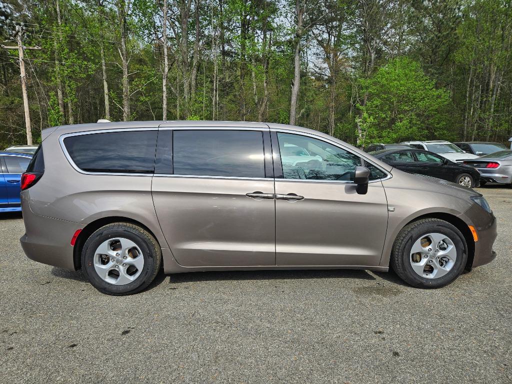 2017 Chrysler Pacifica LX photo