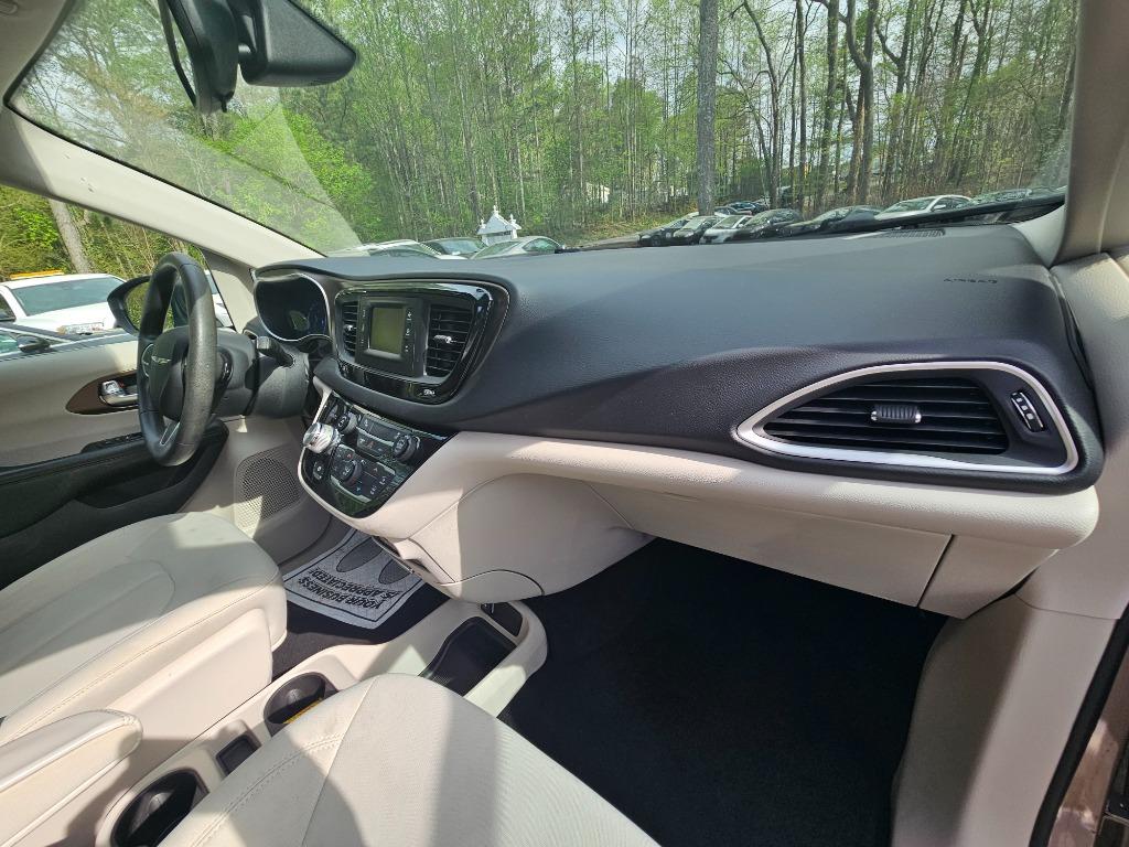 2017 Chrysler Pacifica LX photo