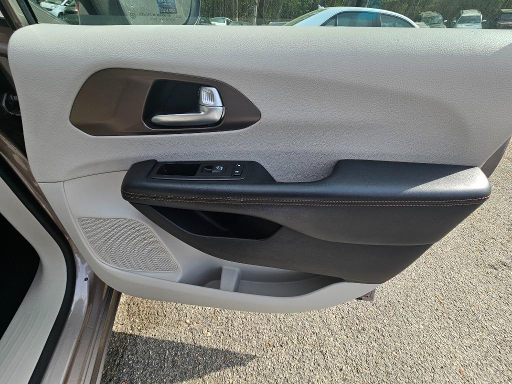 2017 Chrysler Pacifica LX photo