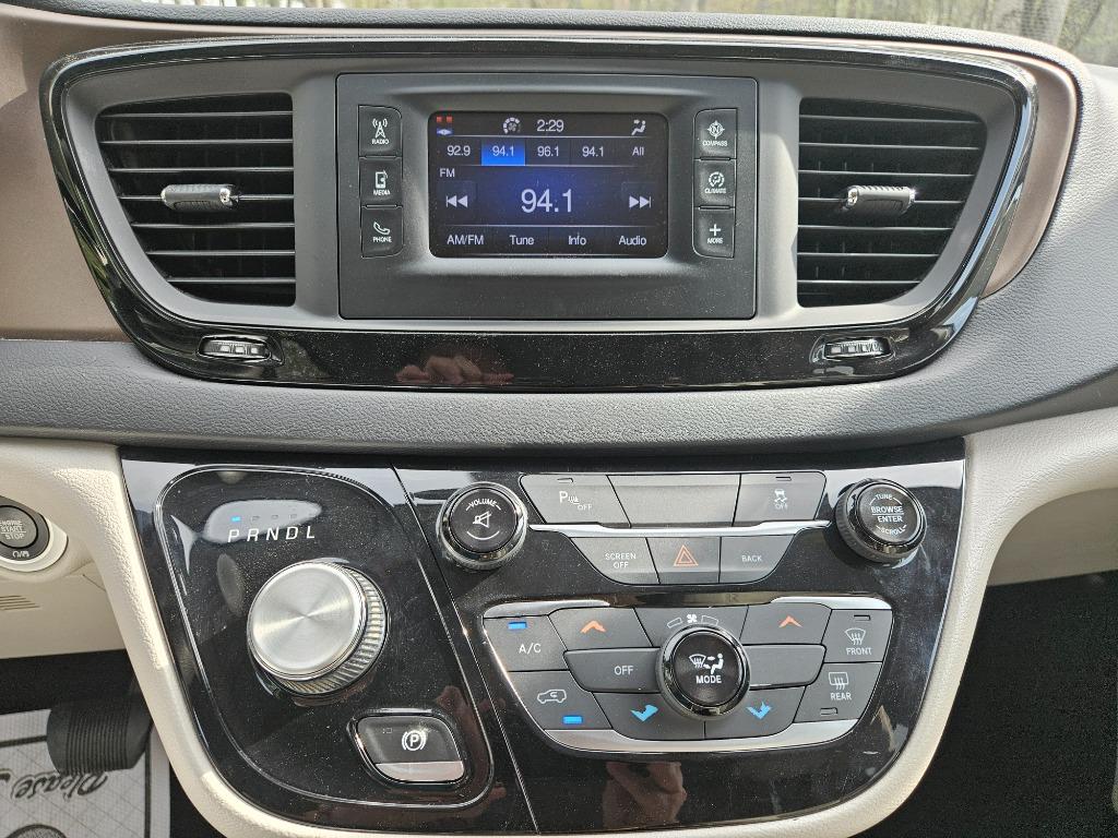 2017 Chrysler Pacifica LX photo