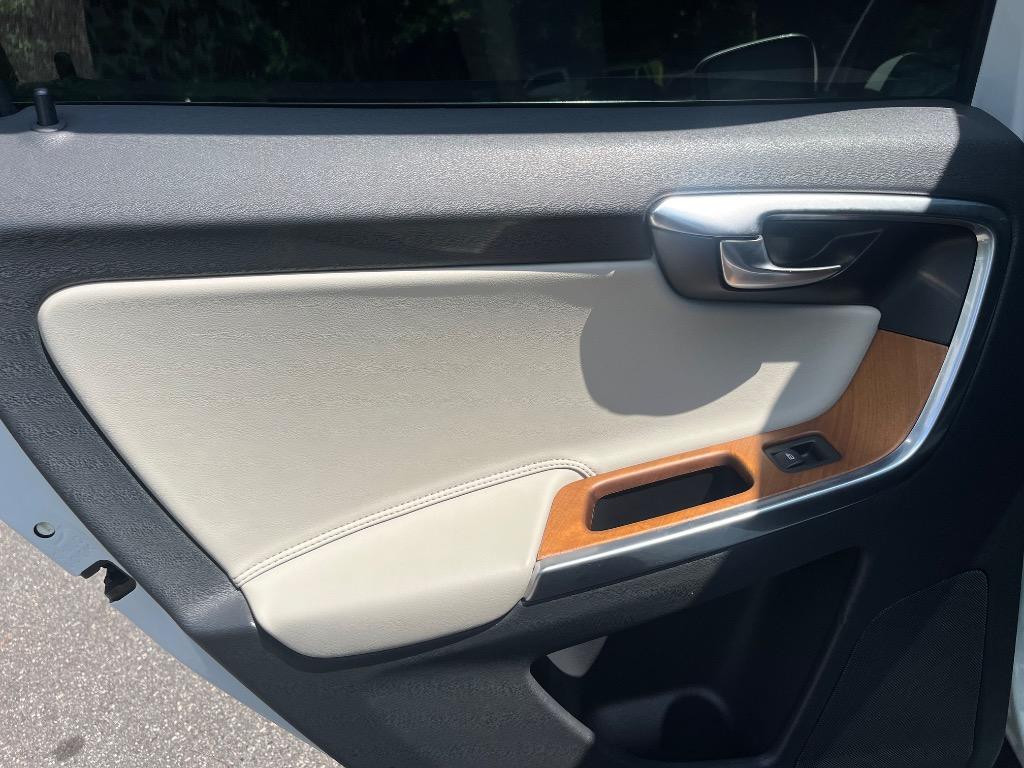 2015 Volvo XC60 - $12,197