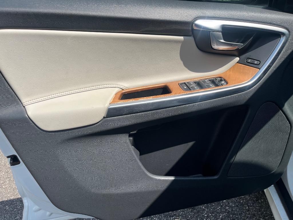 2015 Volvo XC60 - $12,197