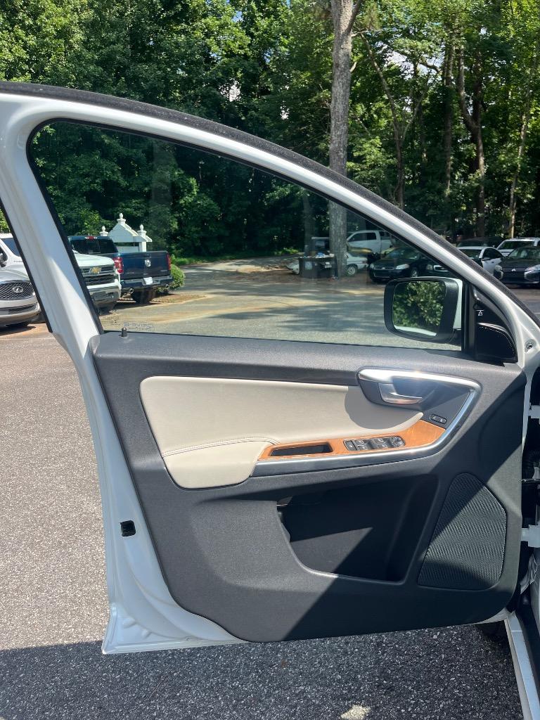 2015 Volvo XC60 - $12,197