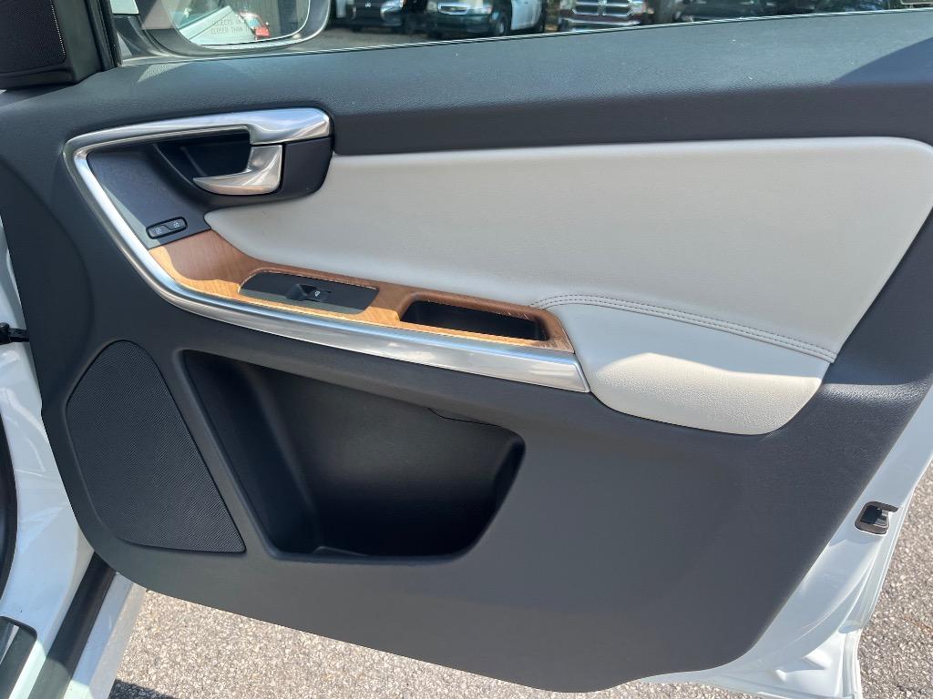 2015 Volvo XC60 - $12,197