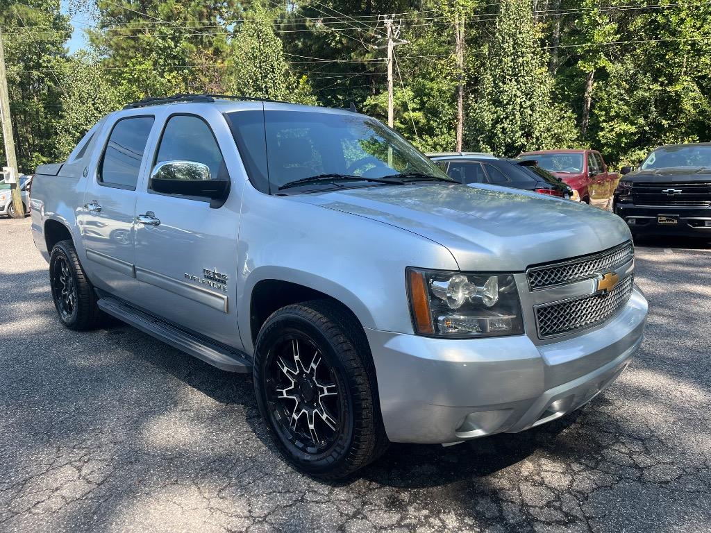 2013 Chevrolet Avalanche - $10,085