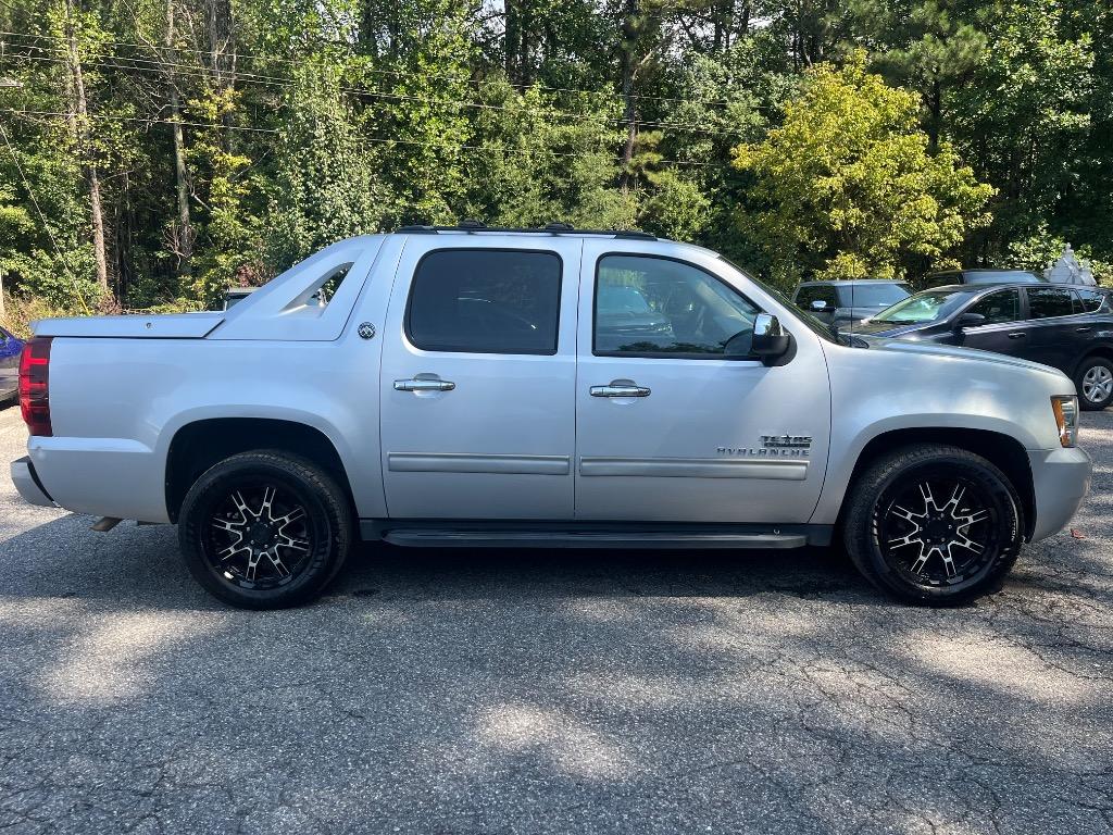 2013 Chevrolet Avalanche - $10,085