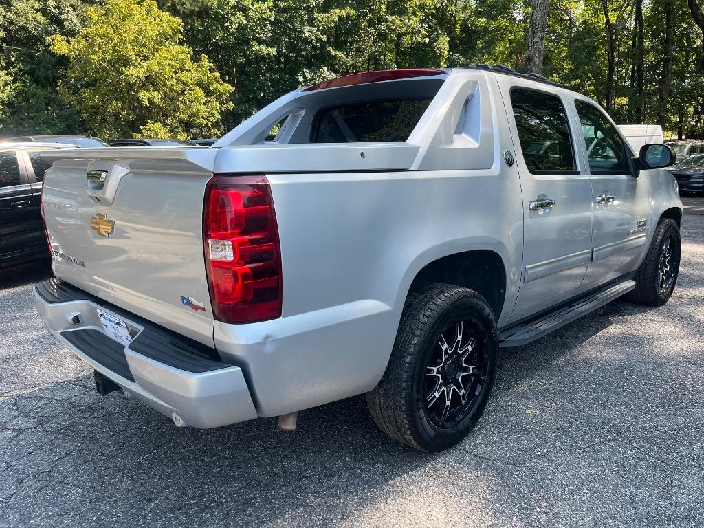 2013 Chevrolet Avalanche - $10,085