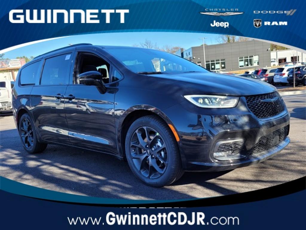 The 2023 Chrysler Pacifica Limited photos