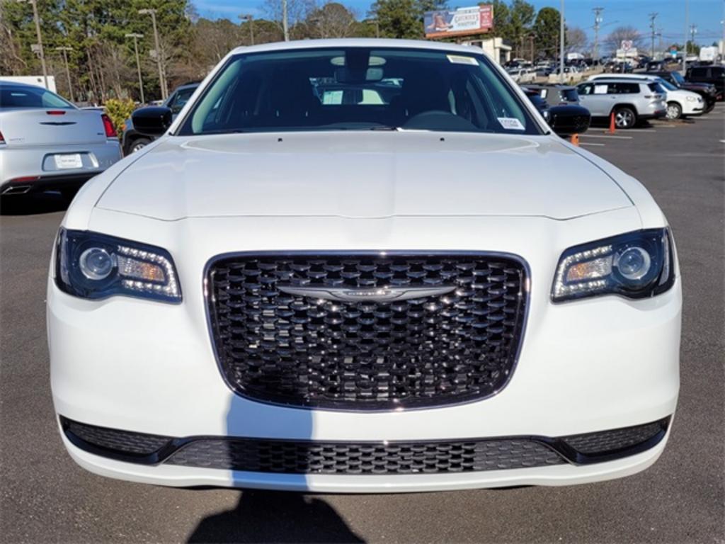 2023 Chrysler 300 Touring photo