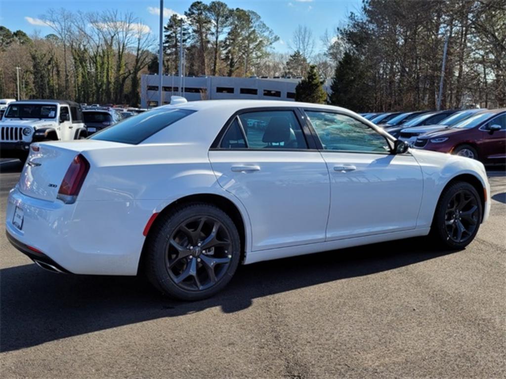 2023 Chrysler 300 Touring photo