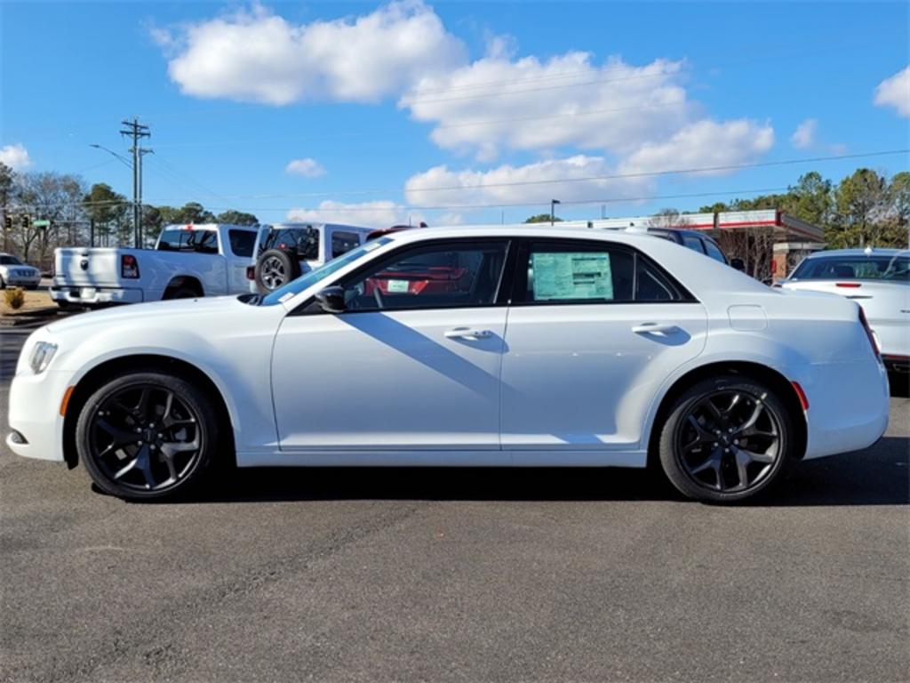 2023 Chrysler 300 Touring photo