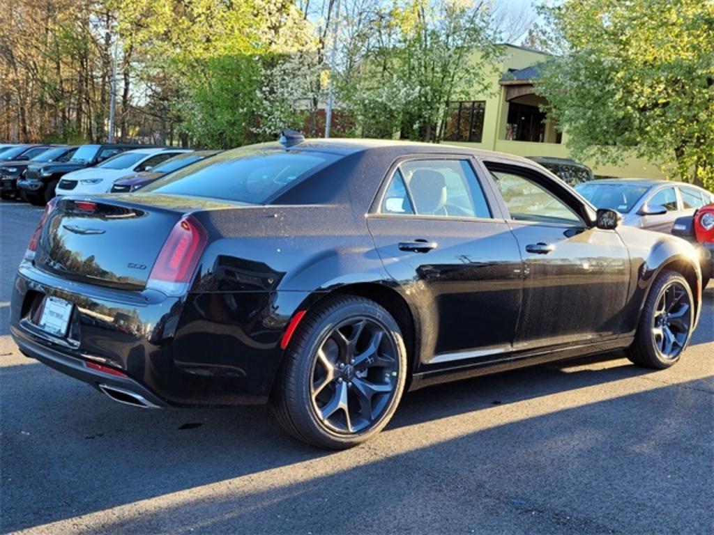 2023 Chrysler 300 Touring photo