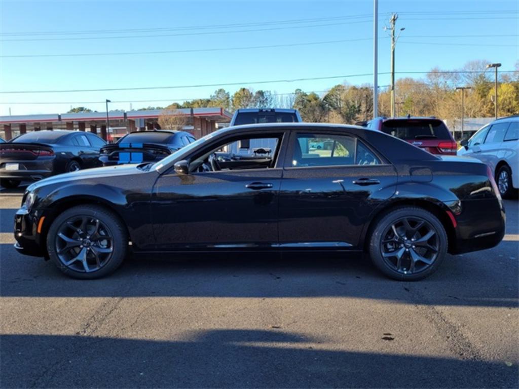 2023 Chrysler 300 Touring photo