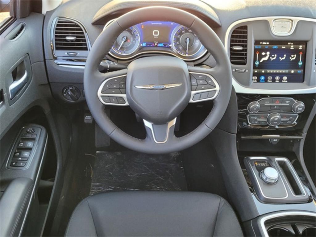 2023 Chrysler 300 Touring photo