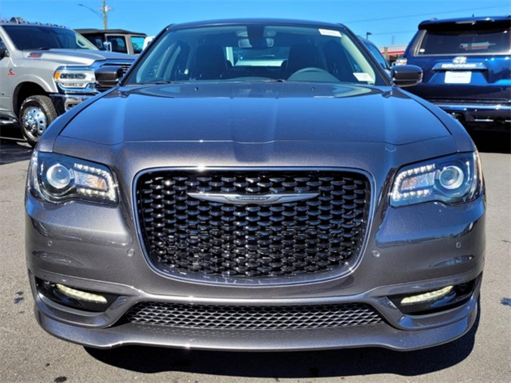 2023 Chrysler 300 Touring photo