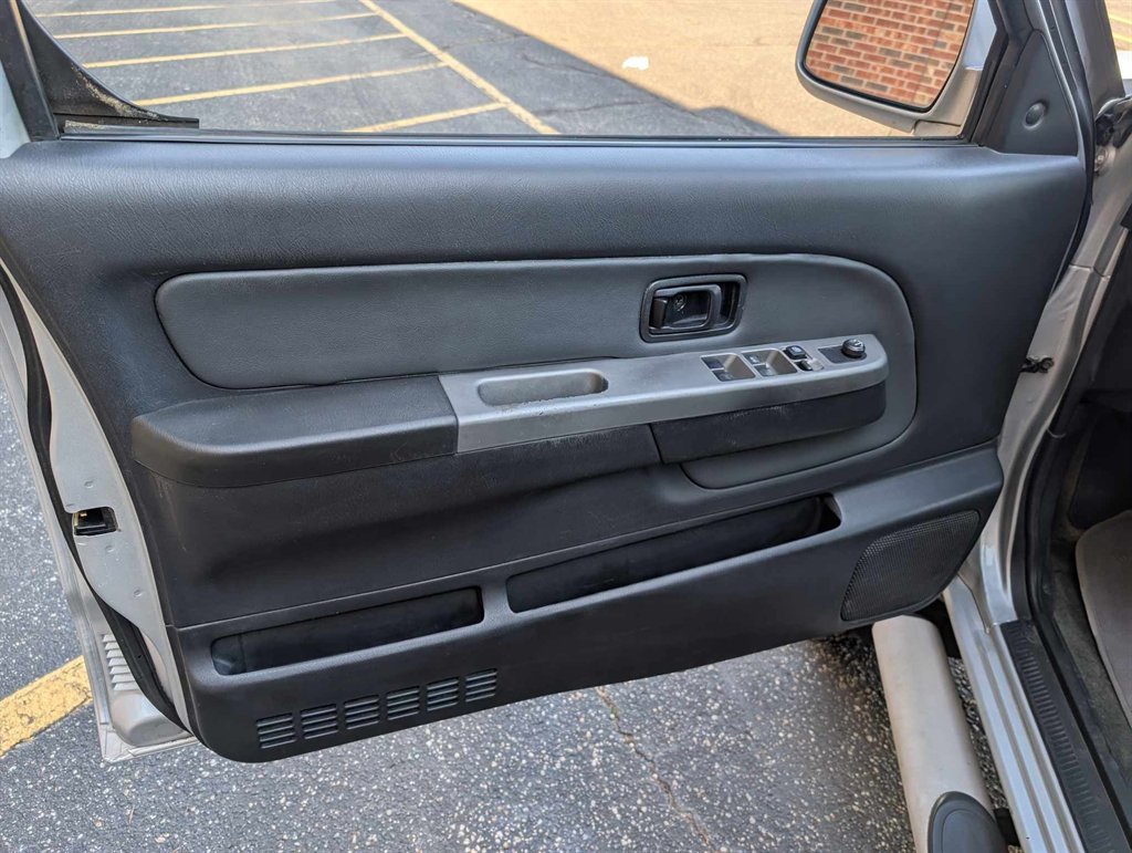 2003 Nissan Frontier SC-V6 photo