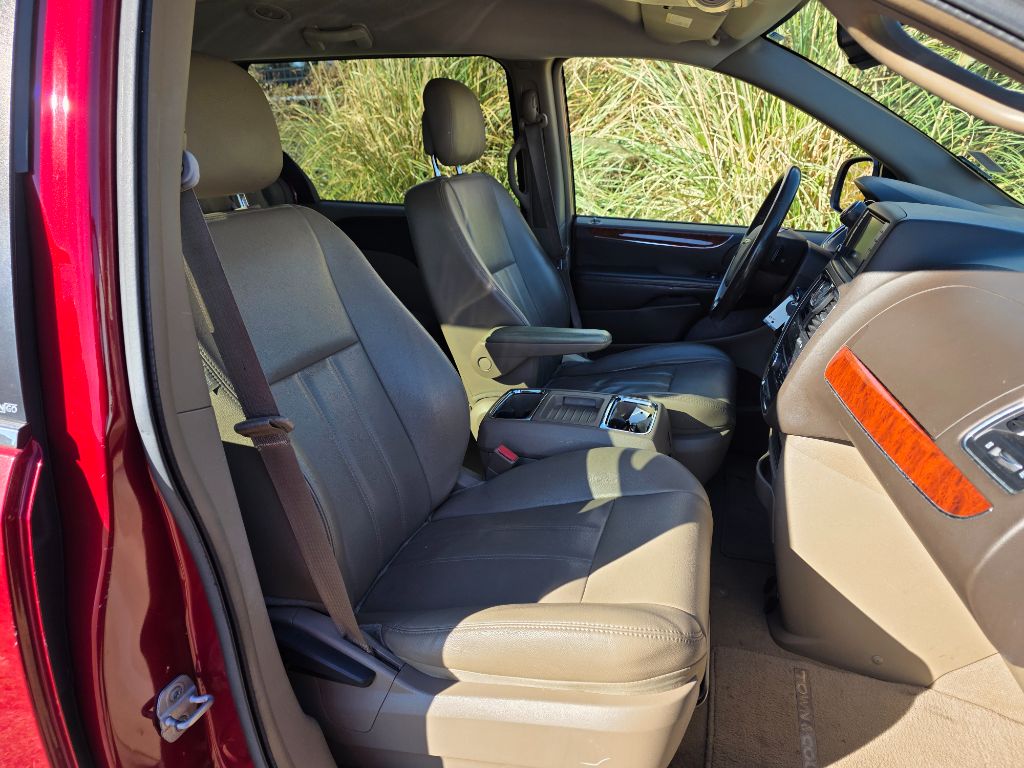 2014 Chrysler Town & Country - $7,980