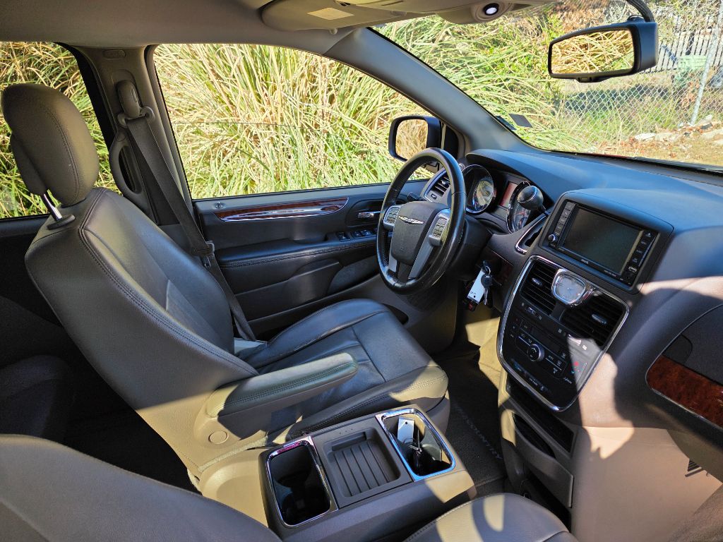 2014 Chrysler Town & Country - $7,980