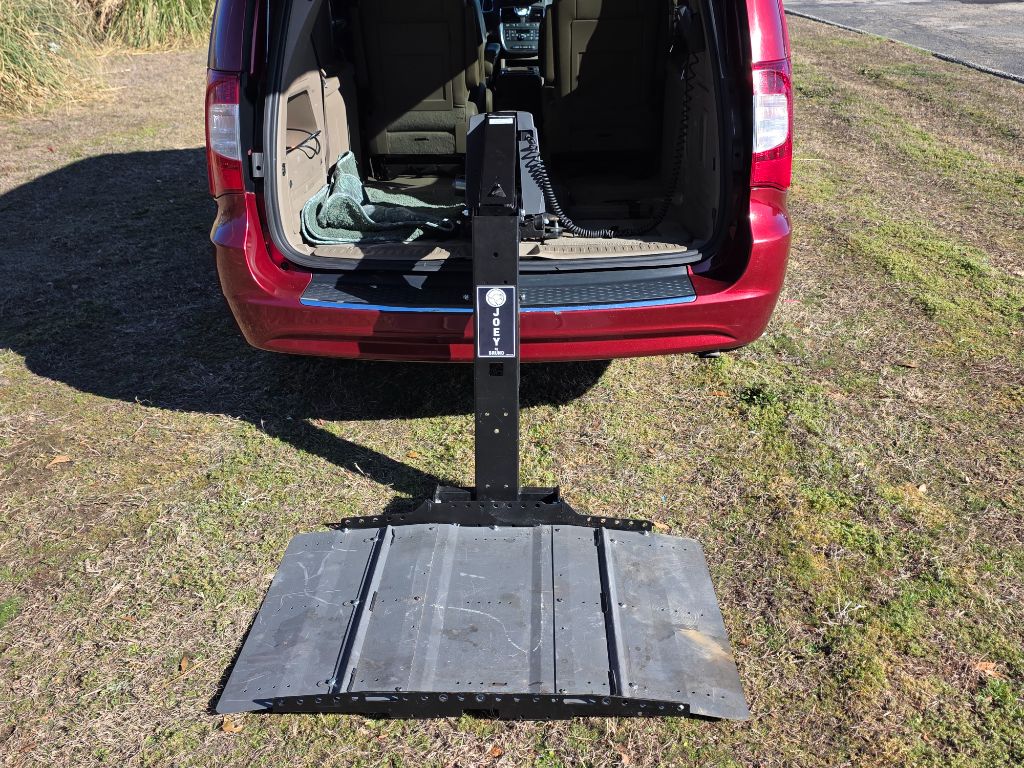 2014 Chrysler Town & Country - $7,980