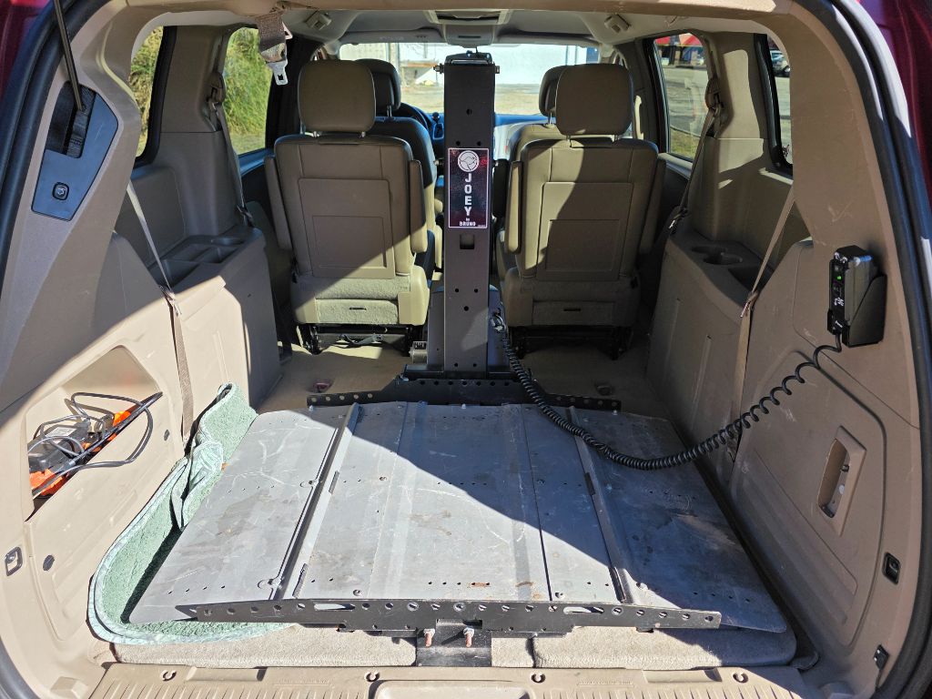 2014 Chrysler Town & Country - $7,980