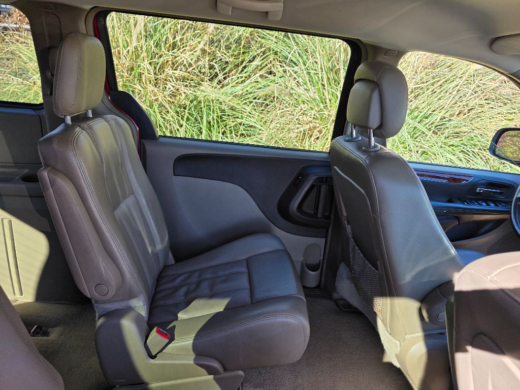 2014 Chrysler Town & Country - $7,980