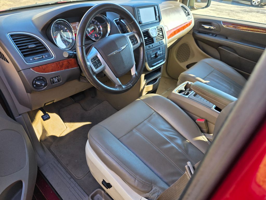 2014 Chrysler Town & Country - $7,980