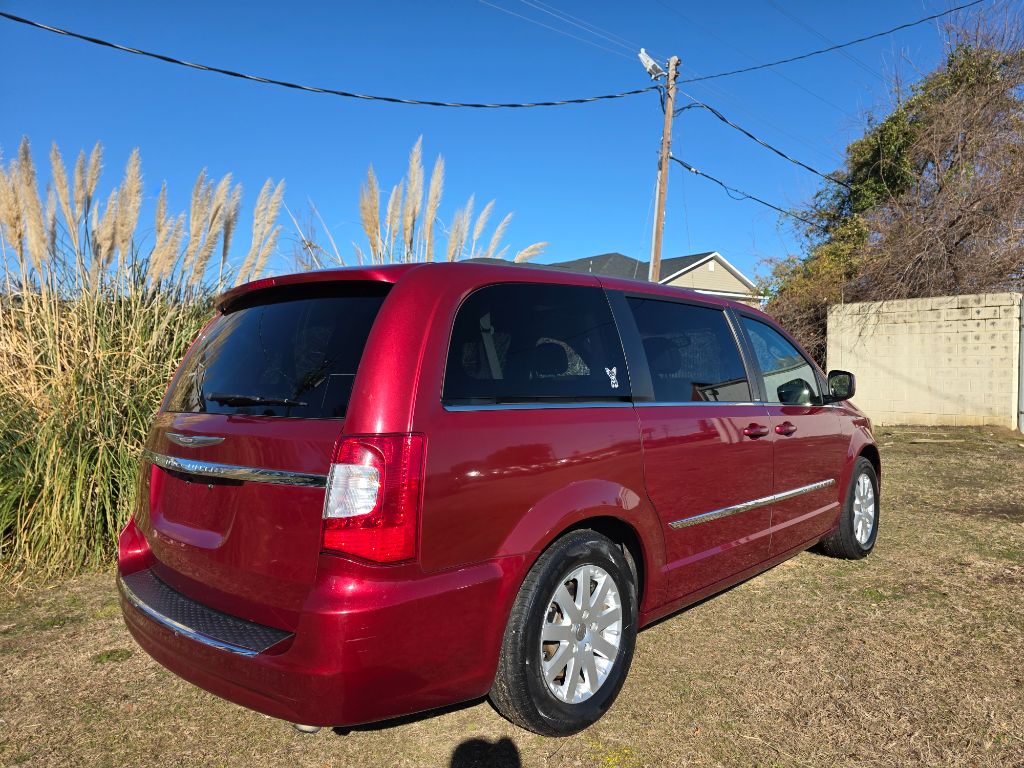 2014 Chrysler Town & Country - $7,980