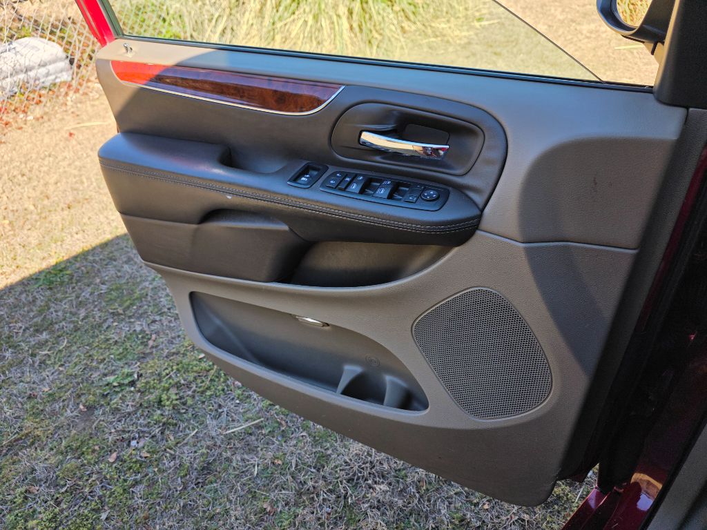 2014 Chrysler Town & Country - $7,980