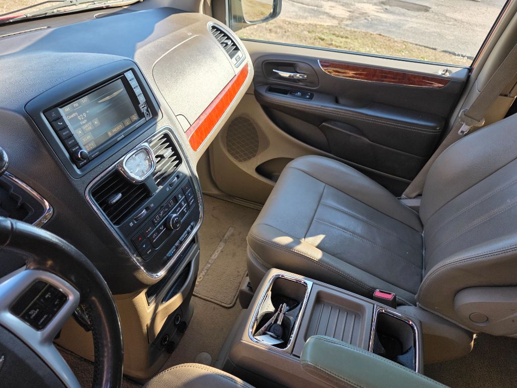 2014 Chrysler Town & Country - $7,980