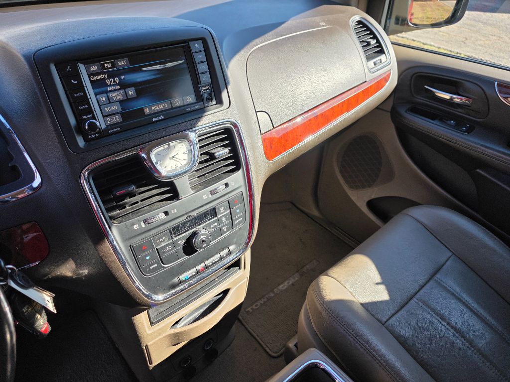 2014 Chrysler Town & Country - $7,980