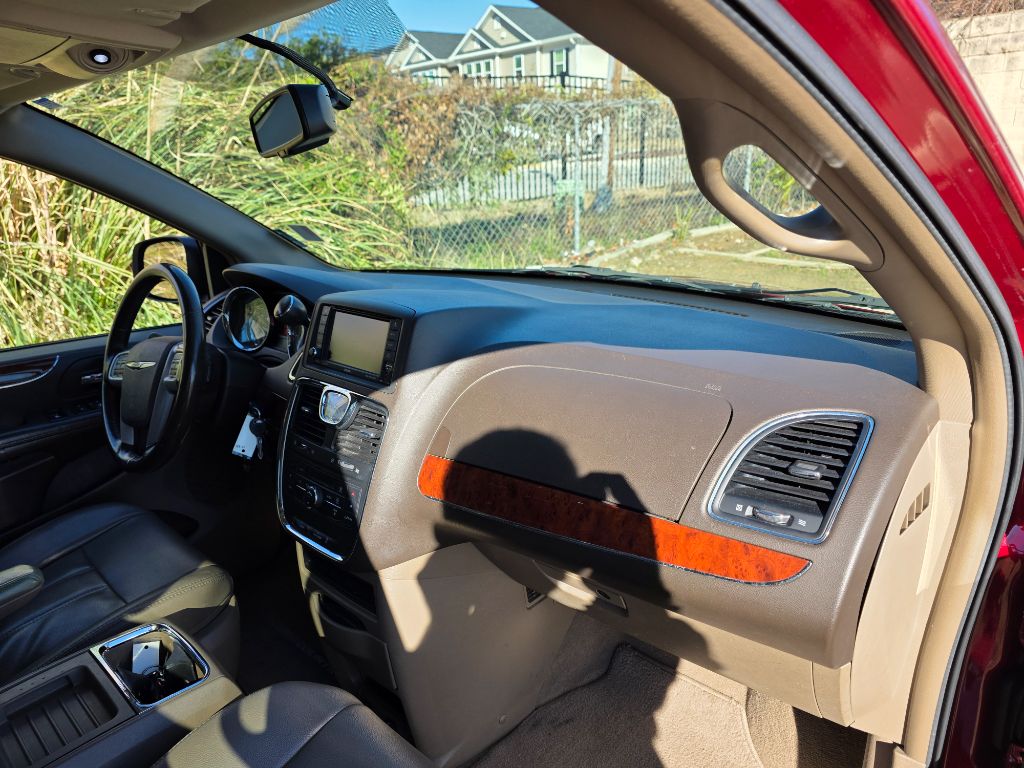 2014 Chrysler Town & Country - $7,980