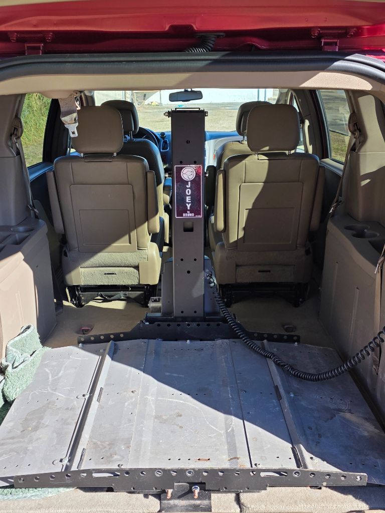 2014 Chrysler Town & Country - $7,980