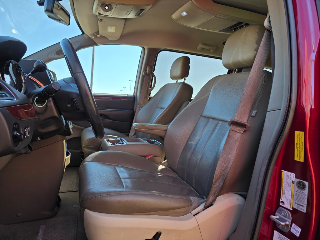 2014 Chrysler Town & Country - $7,980