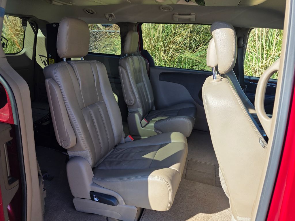 2014 Chrysler Town & Country - $7,980
