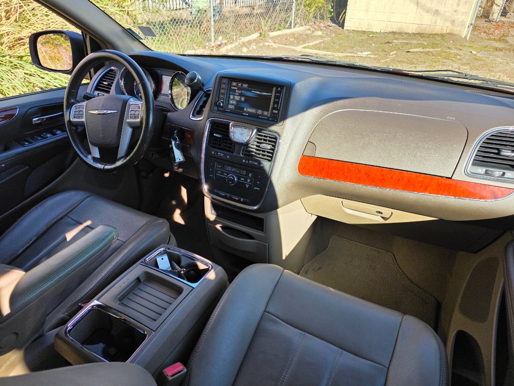 2014 Chrysler Town & Country - $7,980