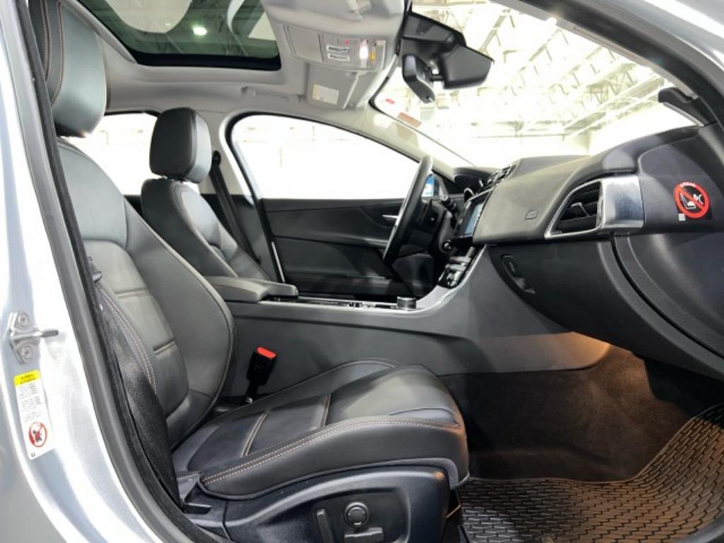 2018 Jaguar XE 25t Prestige $50K MSRP photo