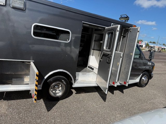 2000 Ford E-450 - $17,900