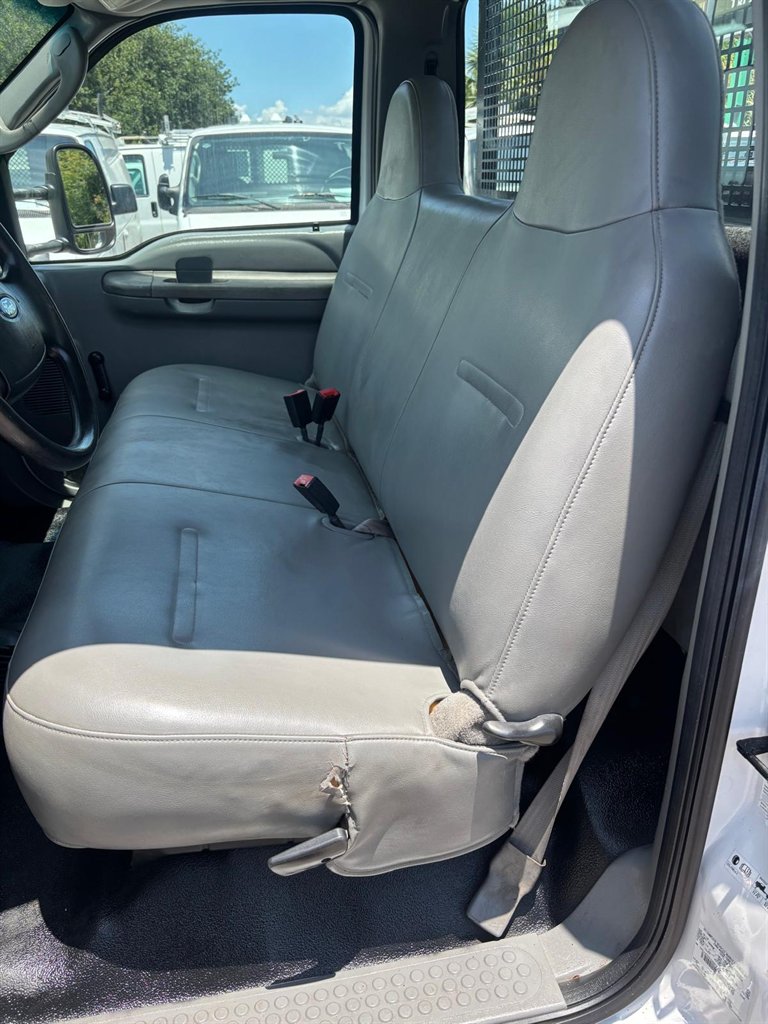 2004 Ford F-550 Super Duty - $21,900