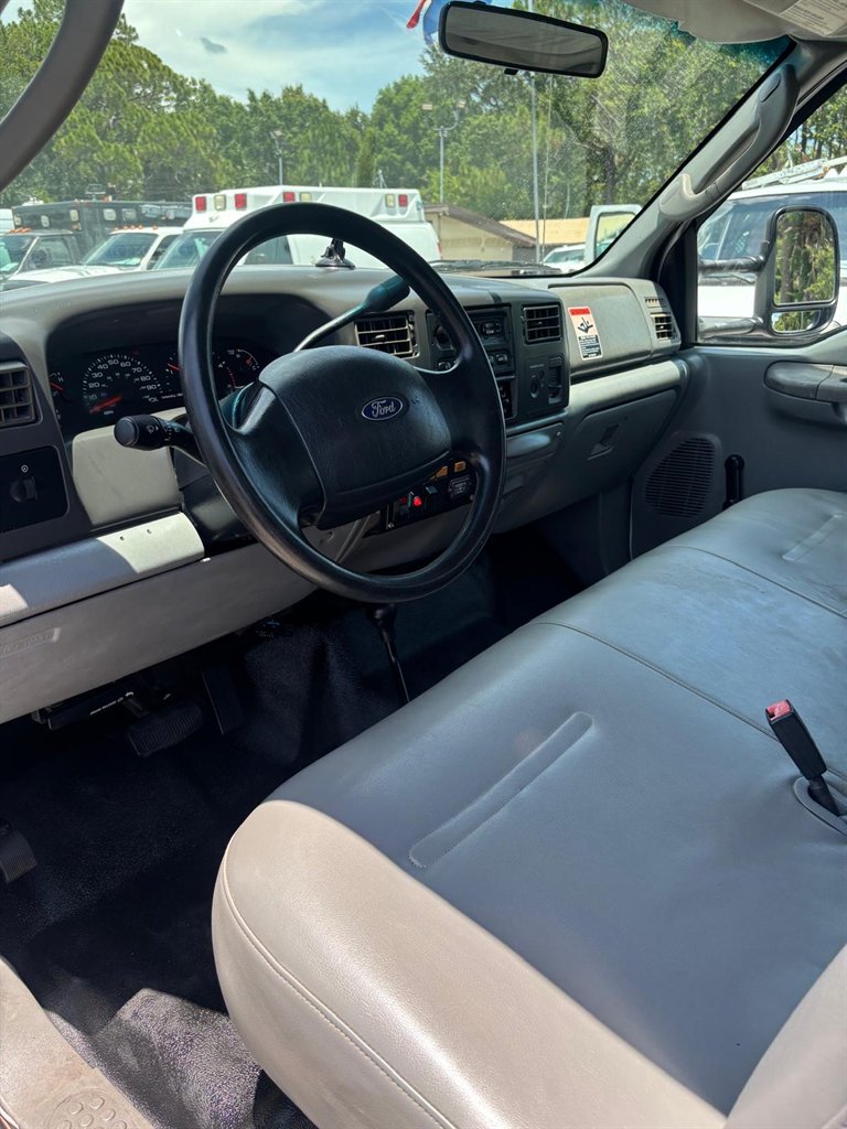 2004 Ford F-550 Super Duty - $21,900