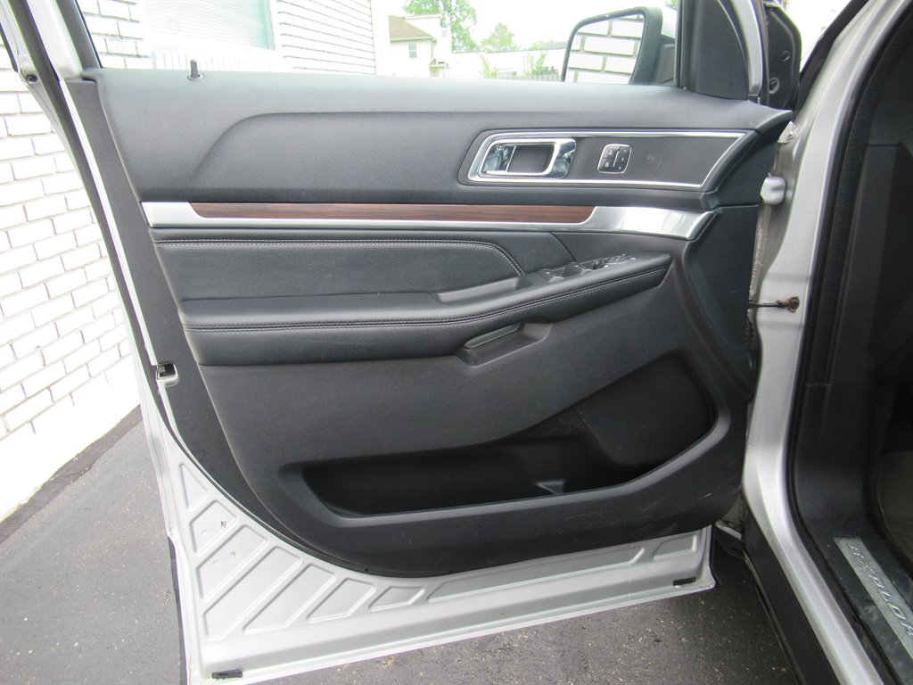 2016 Ford Explorer - $10,999