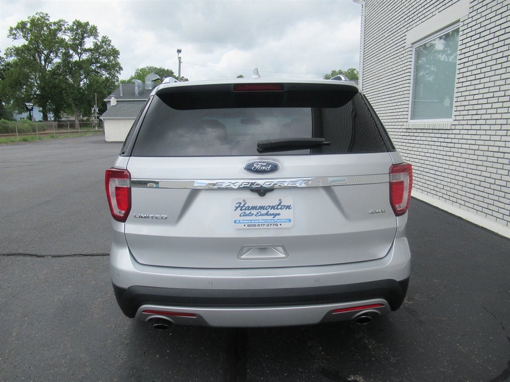 2016 Ford Explorer - $10,999