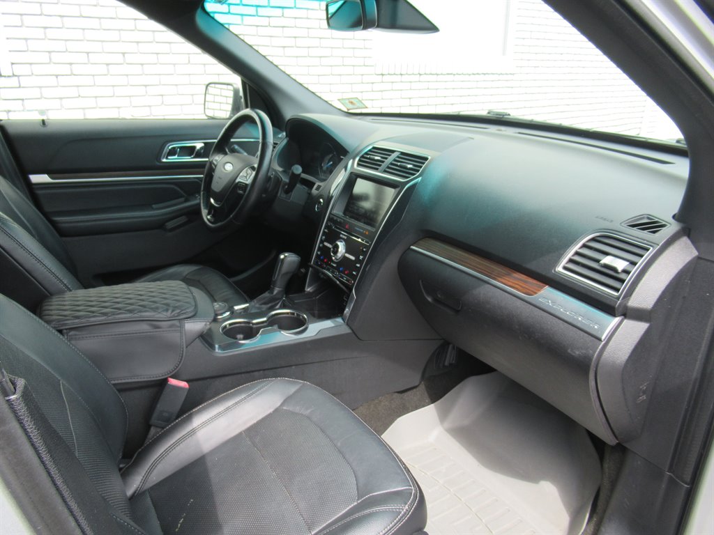 2016 Ford Explorer - $10,999