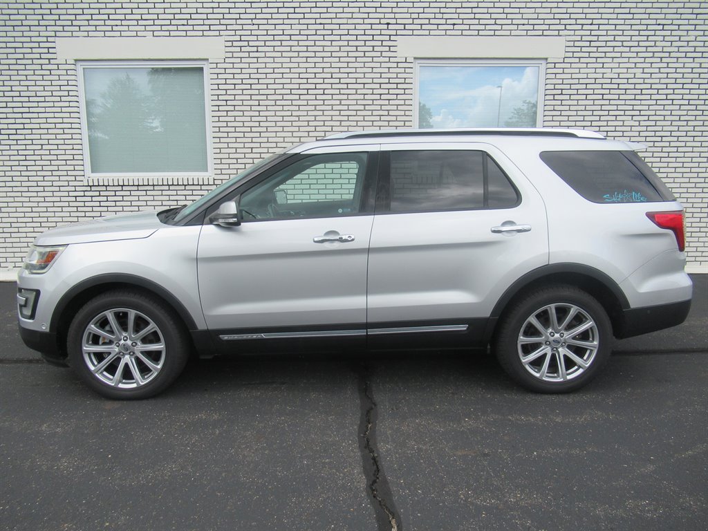 2016 Ford Explorer - $10,999
